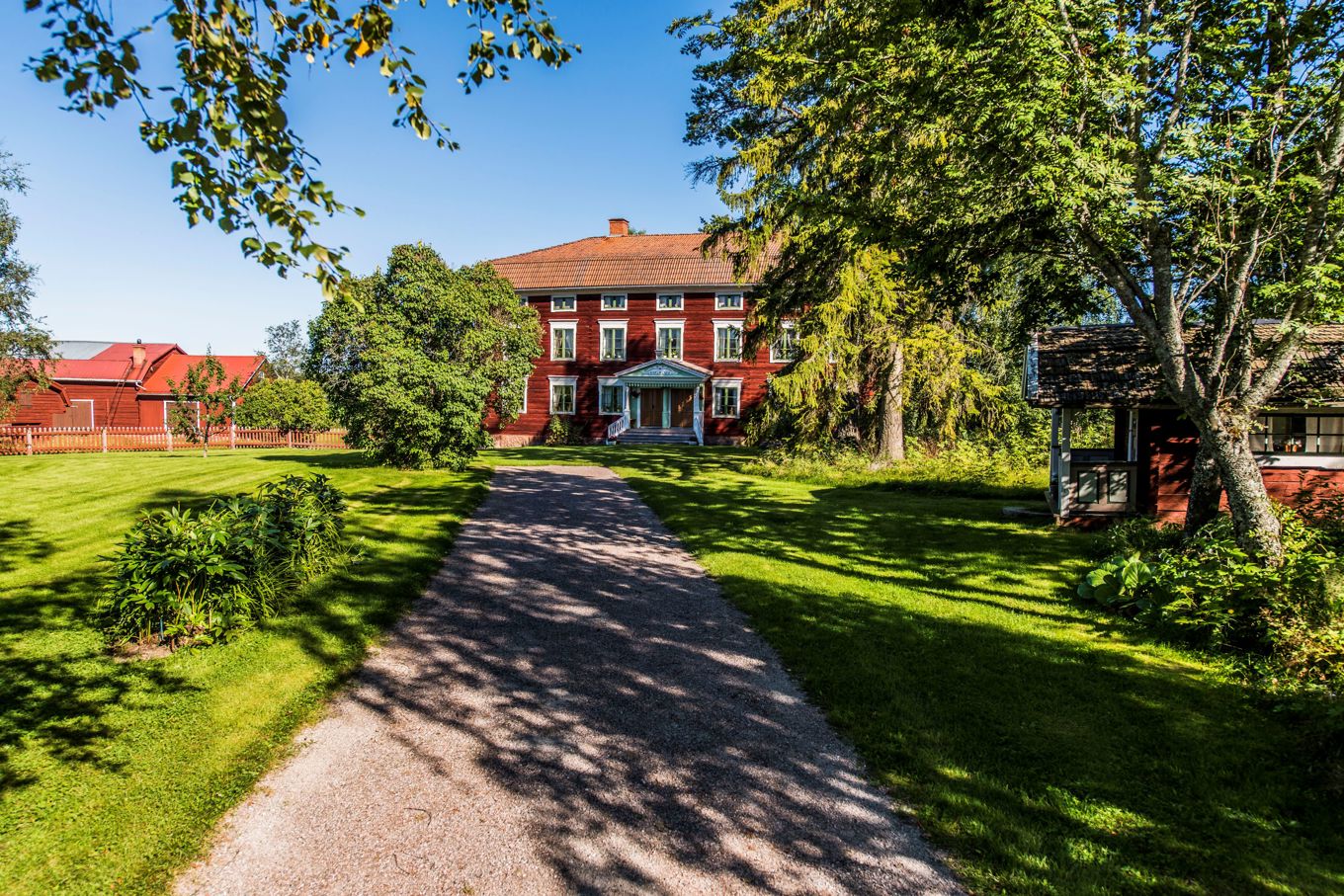 Världsarvsgård Jon-Lars omfattar elva K-märkta byggnader som alla ingår i världsarvet. Mangårdsbyggnaden är den största på hälsingegårdarna. Där finns också en saltbod från 1647, troligen den äldsta byggnaden i Ovanåkers kommun. Foto: L.G. foto/CC BY-SA 4.0