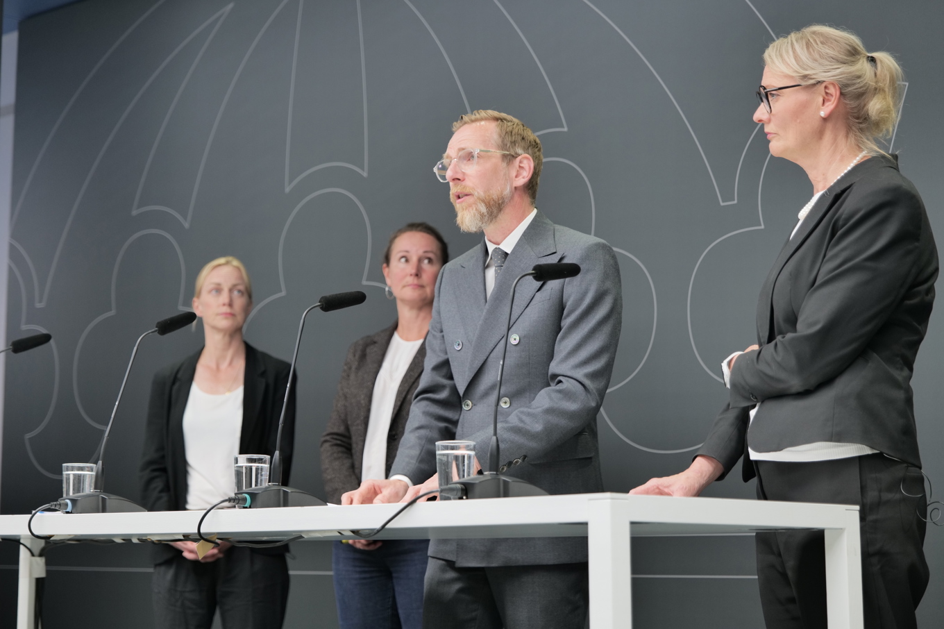 En utredning om hur barn och ungas psykiska och fysiska hälsa påverkas av digital medieanvändning presenterades för socialminister Jakob Forssmed av Helena Frielingsdorf och Sara Fritzell på Folkhälsomyndigheten förra veckan. Med på presskonferensen var även Karin Tegmark Wisell, generaldirektör på Folkhälsomyndigheten. Foto: Markus Strand