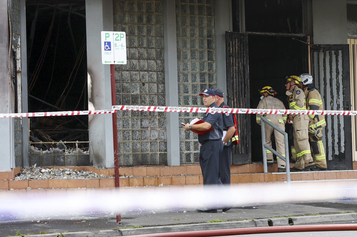 Polis på plats utanför den eldhärjade synagogan i Melbourne dagen för branden, den 6 december. Foto: Con Chronis/AP/TT