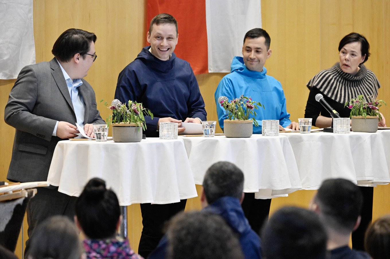 Atassuts ordförande Aqqalu Jerimiassen, Inuit Ataqatigiits ordförande Múte Bourup Egede, Demokraatits ordförande Jens-Frederik Nielsen och Siumuts ordförande Vivian Motzfeldt presenterar Grönlands nya regering. Foto: Johan Nilsson/TT