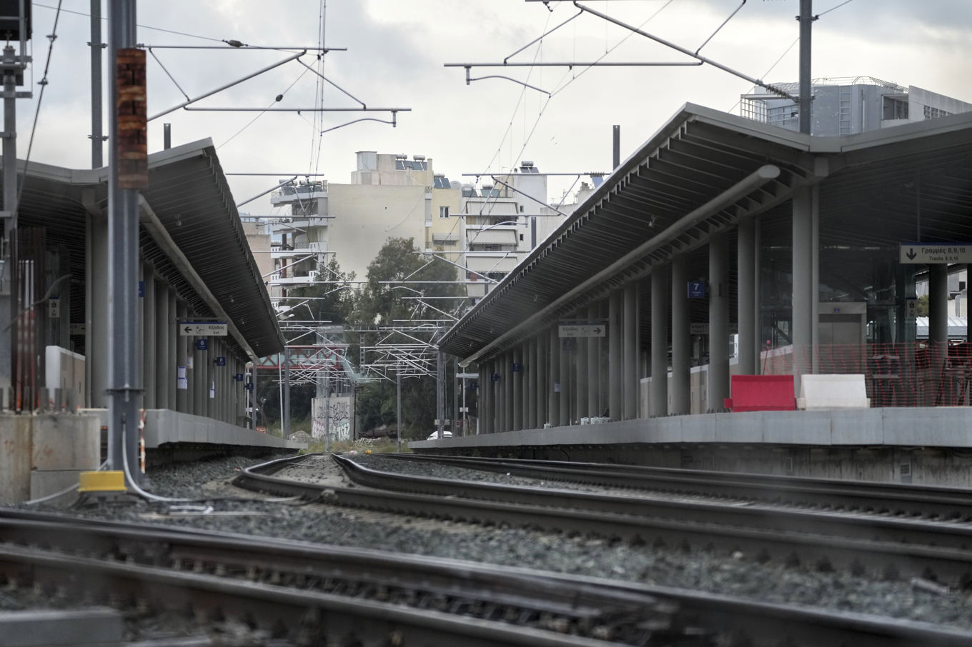 Atens största järnvägsstation är stängd på grund av den riksomfattande dygnslånga strejken på onsdagen. Foto: Thanassis Stavrakis/AP/TT
