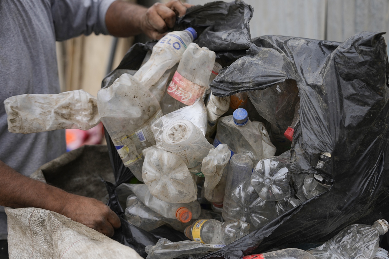 Den största andelen av all plast som tillverkas läggs på deponi eller förbränns enligt en ny genomgång. Arkivbild. Foto: Guadalupe Pardo/AP/TT