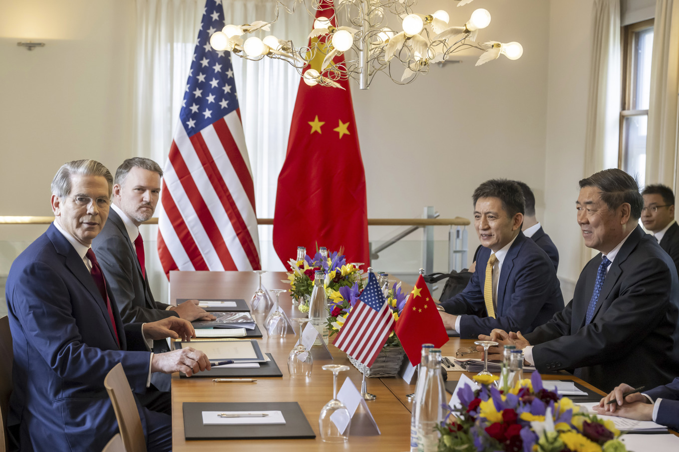 Vid det senaste mötet rörande tullar mellan Kina och USA i Schweiz i helgen deltog USA:s finansminister Scott Bessent (längst till vänster), USA:s handelsrepresentant Jamieson Greer, (andra till vänster) Kinas vice handelsminister Li Chenggang (andra till höger) och Kinas vice premiärminister He Lifeng. Foto: Martial Trezzini/AP/TT