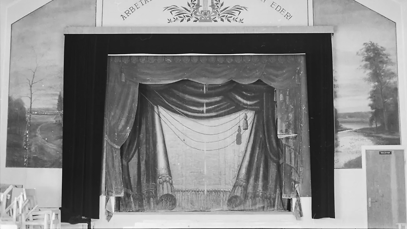 Scenen i Folkets hus i Båtskärsnäs för ett tiotal år sedan. Foto: Örjan Wallström/Norrbottens museum