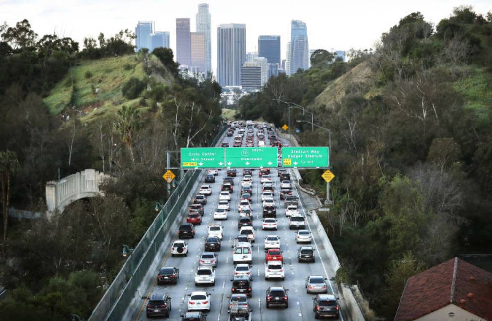 Start-stopp-funktionen stänger av bilens motor vid rödljus och andra tillfälliga uppehåll i körningen. Det kommer signaler från USA:s miljöskyddsmyndighet om att incitamenten att installera funktionen kan dras in. Foto: Mario Tama/Getty Images)
