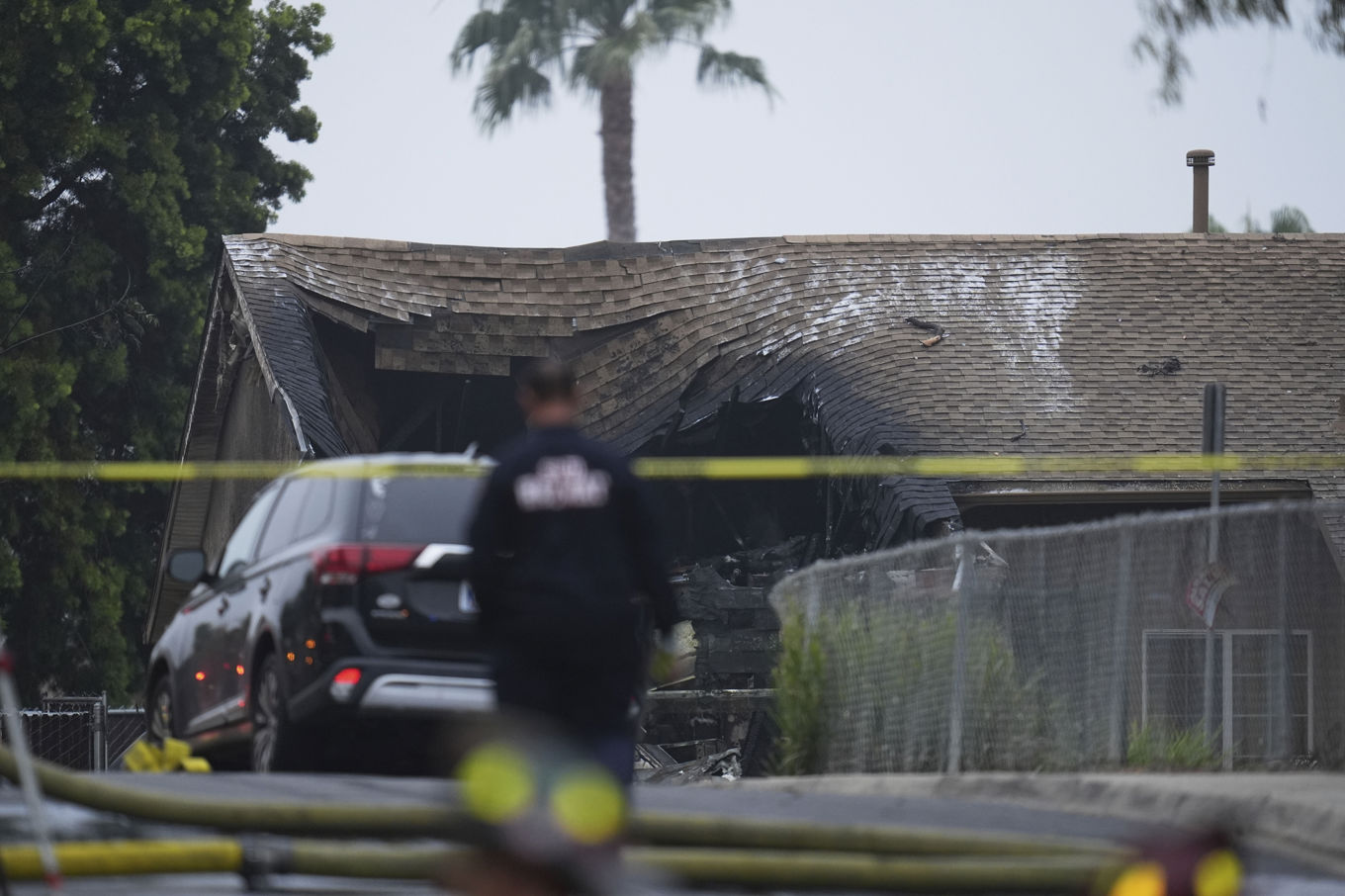Amerikanska myndigheter vid området i San Diego där ett mindre flygplan kraschade tidigt på torsdagsmorgonen. Foto: Gregory Bull/AP/TT