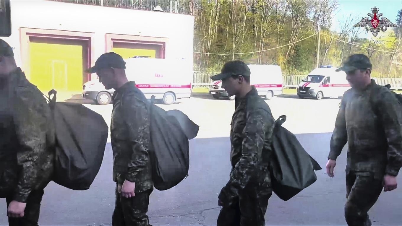 Fångutväxlingar sker regelbundet över krigsgränsen. Bilden på dessa släppta ryska soldater är tagen den 20 april i år. Foto: Ryska försvarsdepartementet via AP/TT