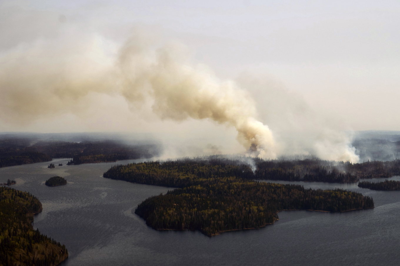 Skogsbränder härjar i Manitoba. Arkivbild från skogsbrand i samma område i fjol. Foto: David Lipnowski/AP/TT