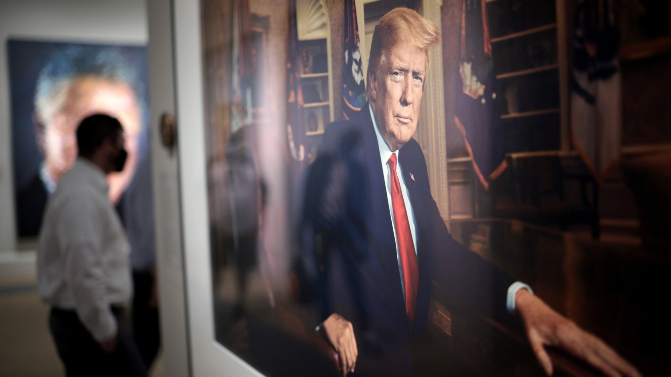 Besökare tittar på ett porträtt av Donald Trump på National Portrait Gallery den 14 maj 2021 i Washington, DC. Foto: Win McNamee/Getty Images
