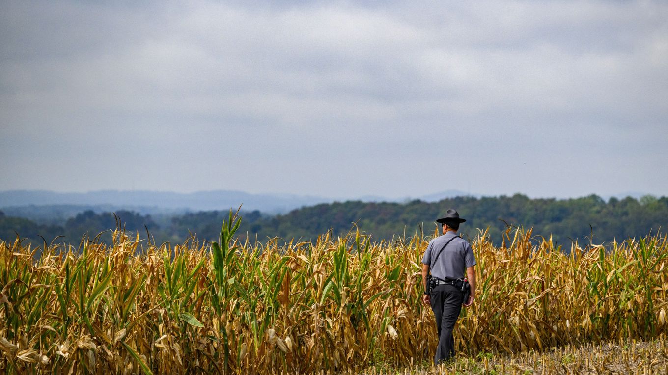 Polis vid ett majsfält i Smithton, Pennsylvania. Foto: Jeff Swensen/Getty Images