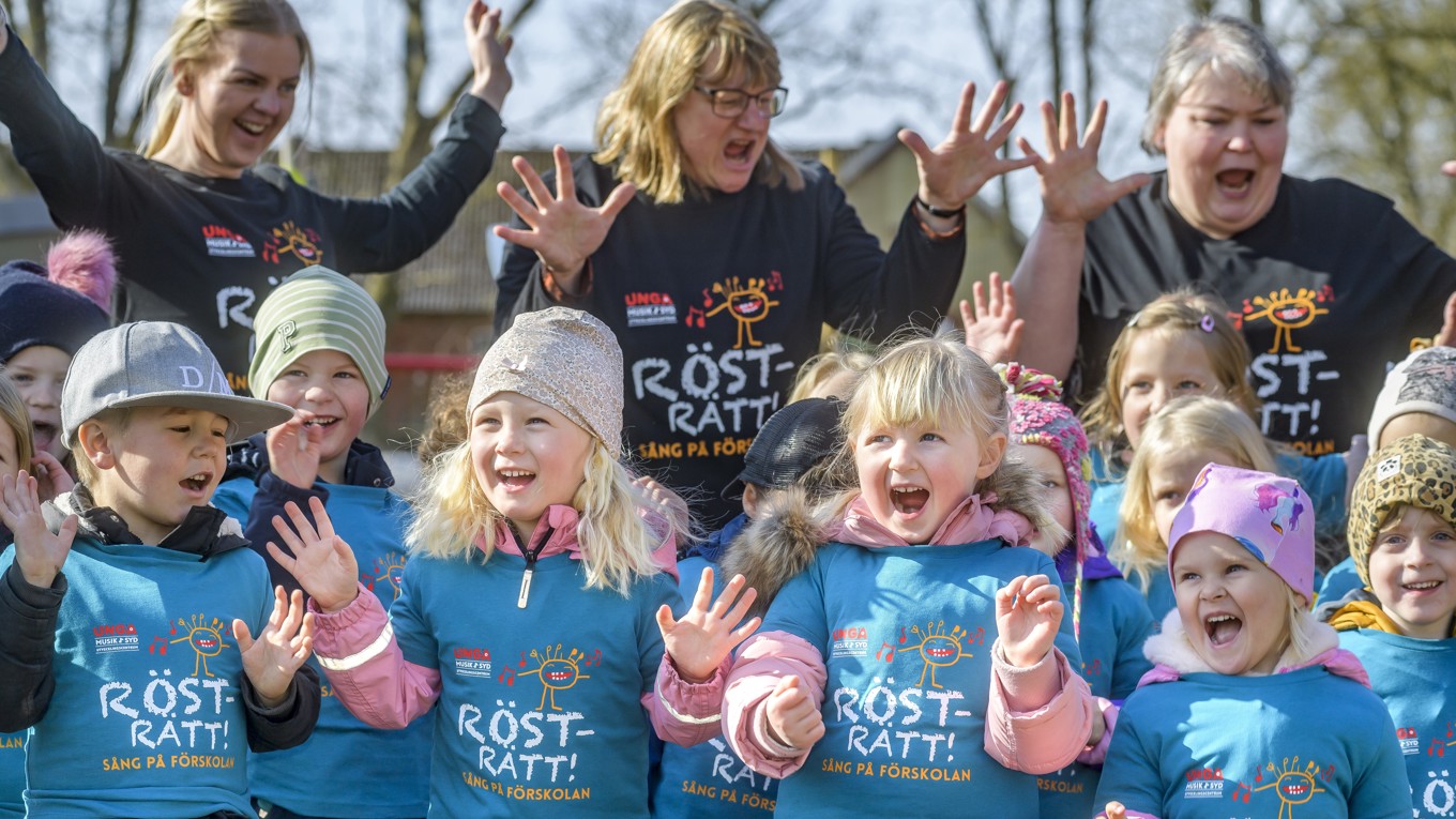 Sång har positiva effekter på barns hälsa, välbefinnande och utveckling. På bilden syns deltagare i projektet ”Rösträtt”, som också är en del av verksamheten ”Sjungande barn”. Foto: Pressbild