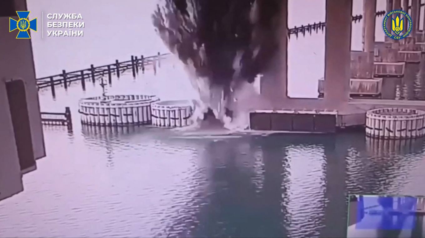 Explosion vid Krimbron – bilden från en video från Ukrainas säkerhetstjänst. Bildens äkthet har inte kunnat verifieras av oberoende källor. Foto: Ukrainas säkerhetstjänst via AP/TT