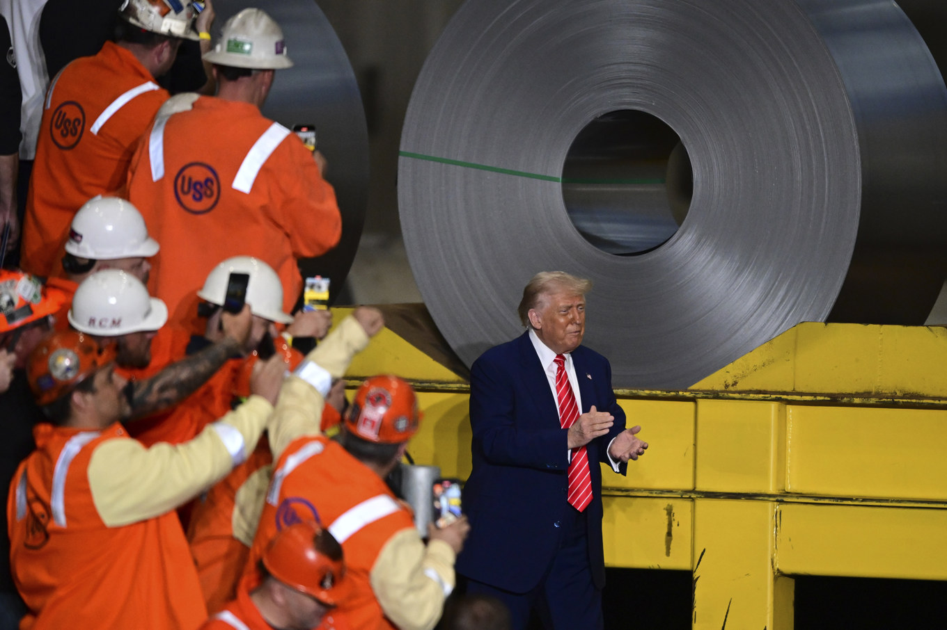 President Donald Trump flaggade för dubblering av ståltullar när han besökte en stålfabrik i Pennsylvania i fredags. Foto: David Dermer AP/TT
