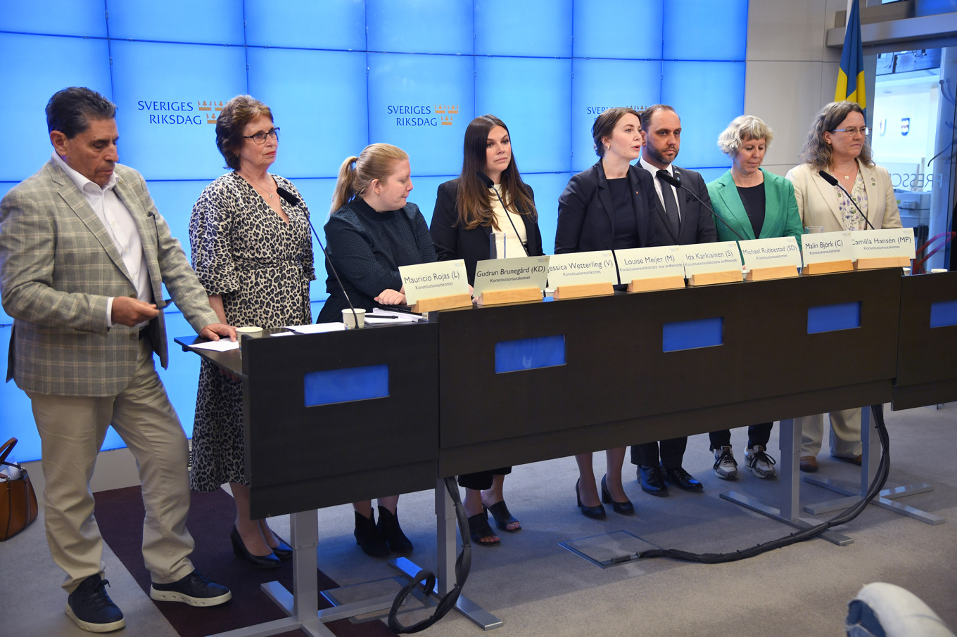 Hela konstitutionsutskottet samlat i riksdagens pressrum. Foto: Lars Schröder/TT