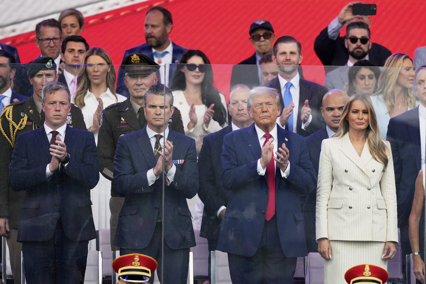 President Donald Trump, Melania Trump och, till vänster, arméminister Daniel Driscoll och försvarsminister Pete Hegseth. Foto: Julia Demaree Nikhinson/AP/TT