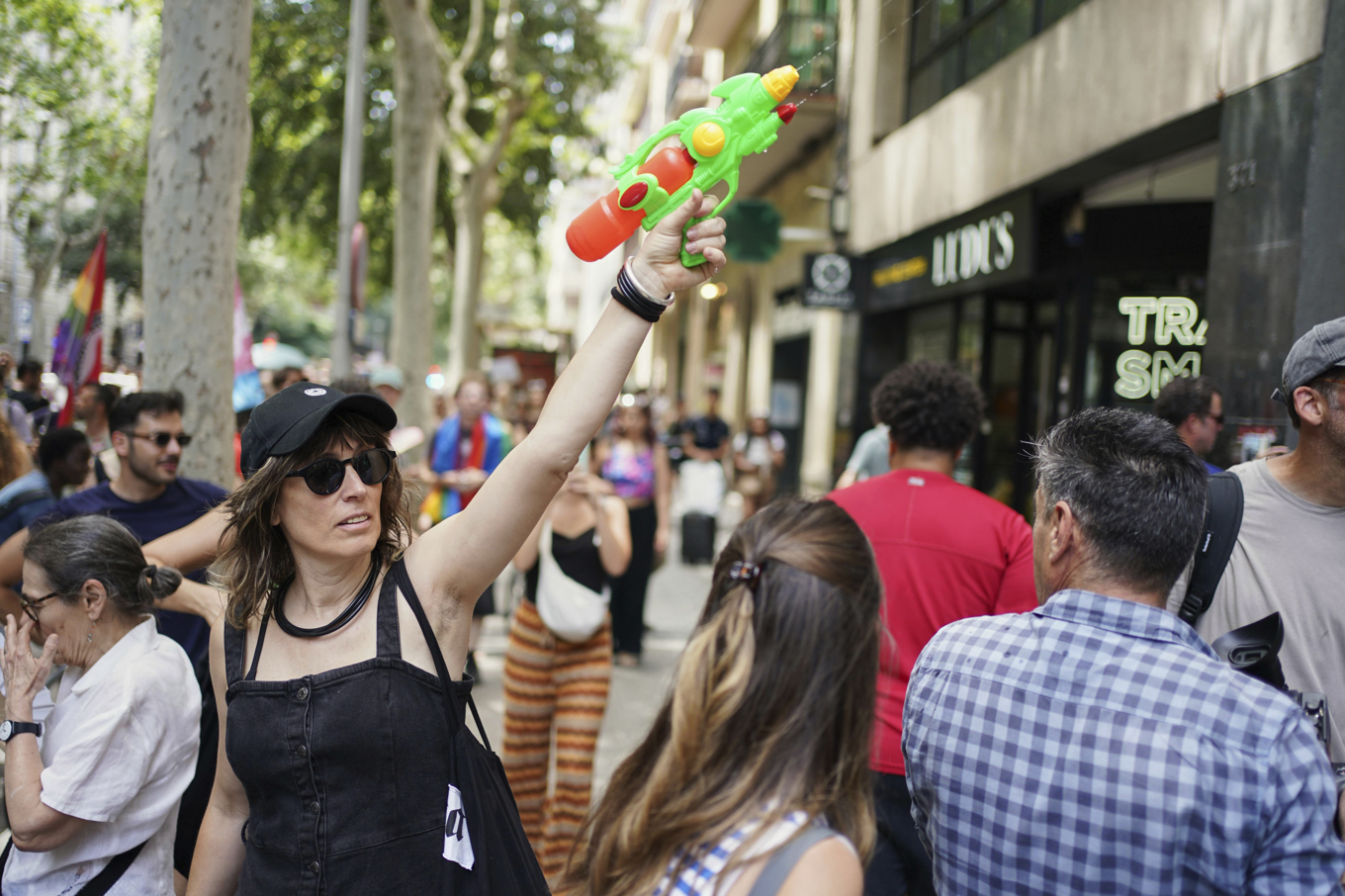 En demonstrant i Barcelona under helgens protest mot överturism. Foto: Pau Venteo/AP/TT