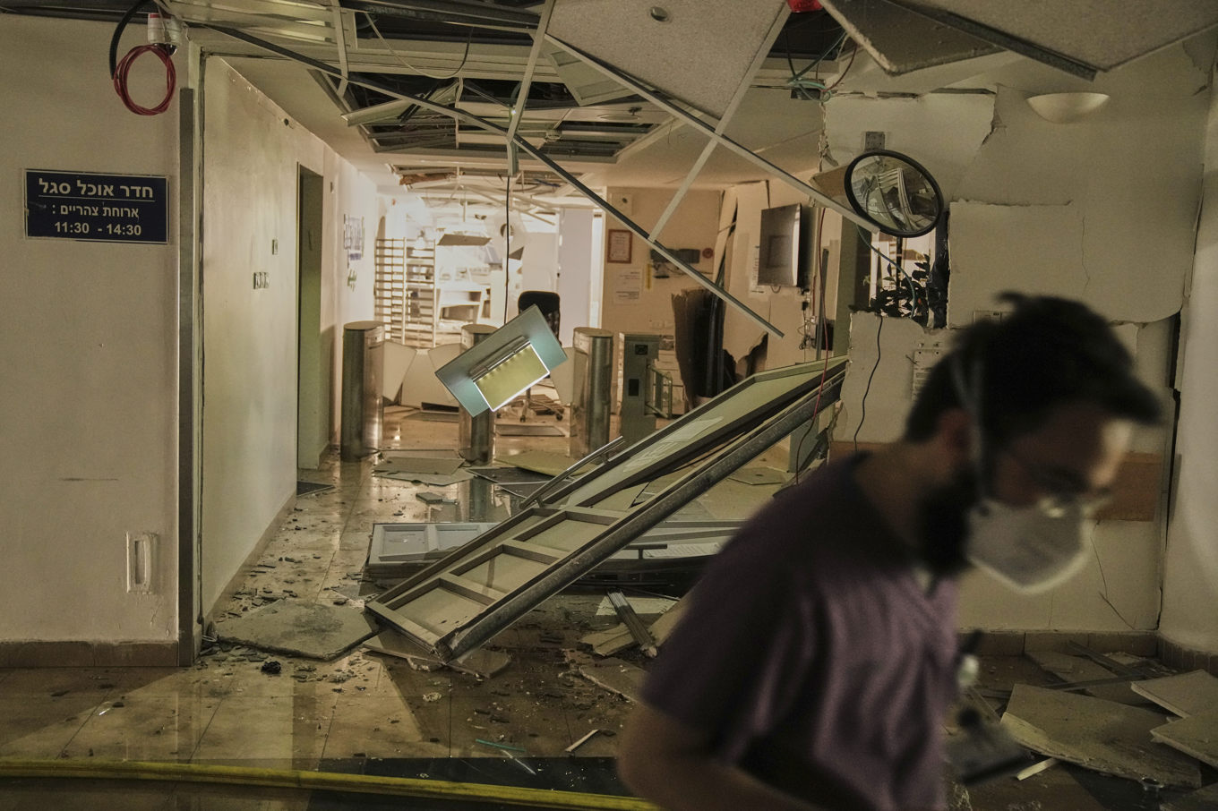 Sorokasjukhuset i Beer Sheva i södra Israel, som träffades i en iransk robotattack tidigt på torsdagen. Foto: Leo Correa/AP/TT
