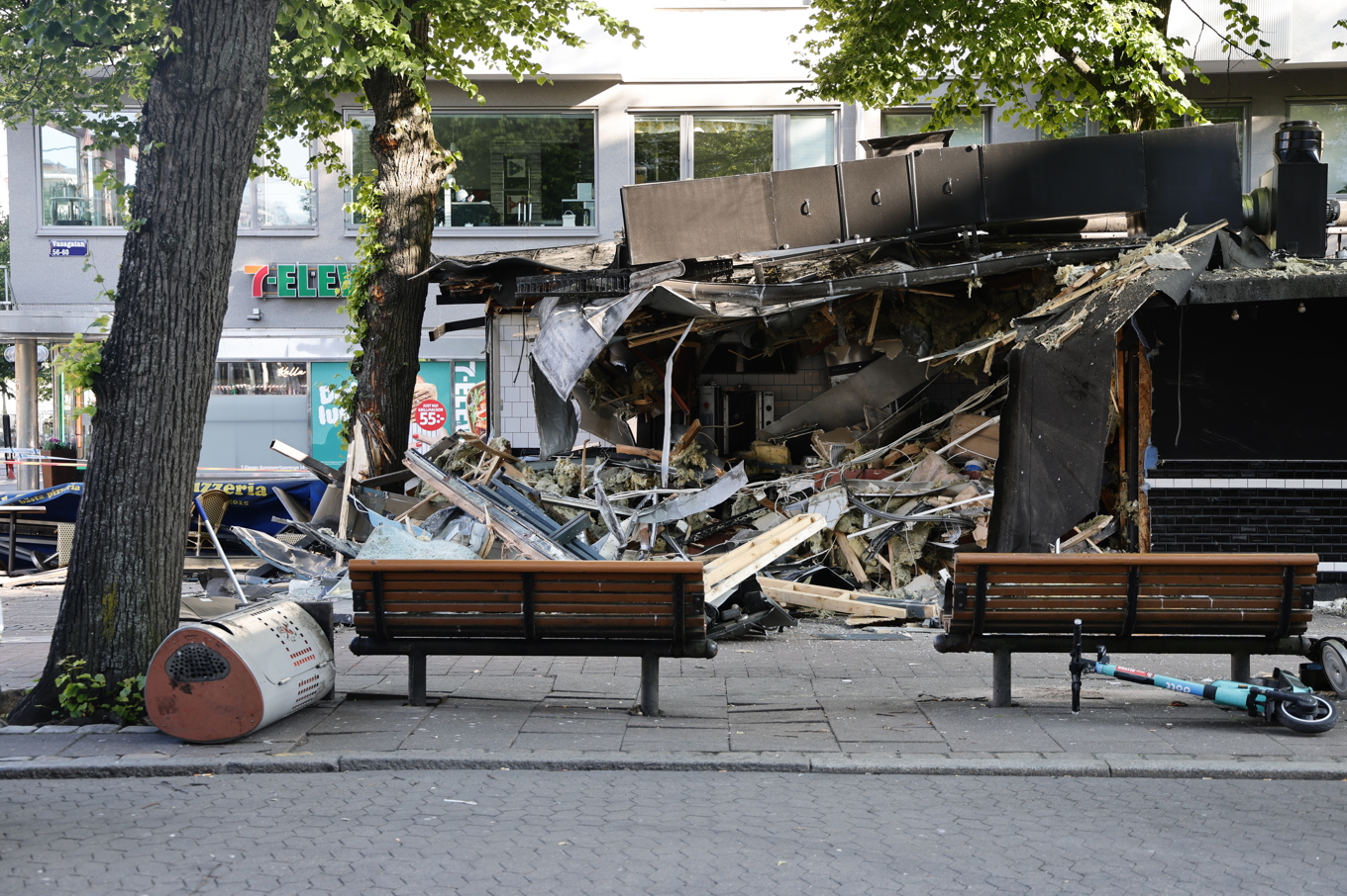 Spårvagnen spårade ur och kraschade in i ett gatukök på Avenyn i Göteborg. Foto: Adam Ihse/TT