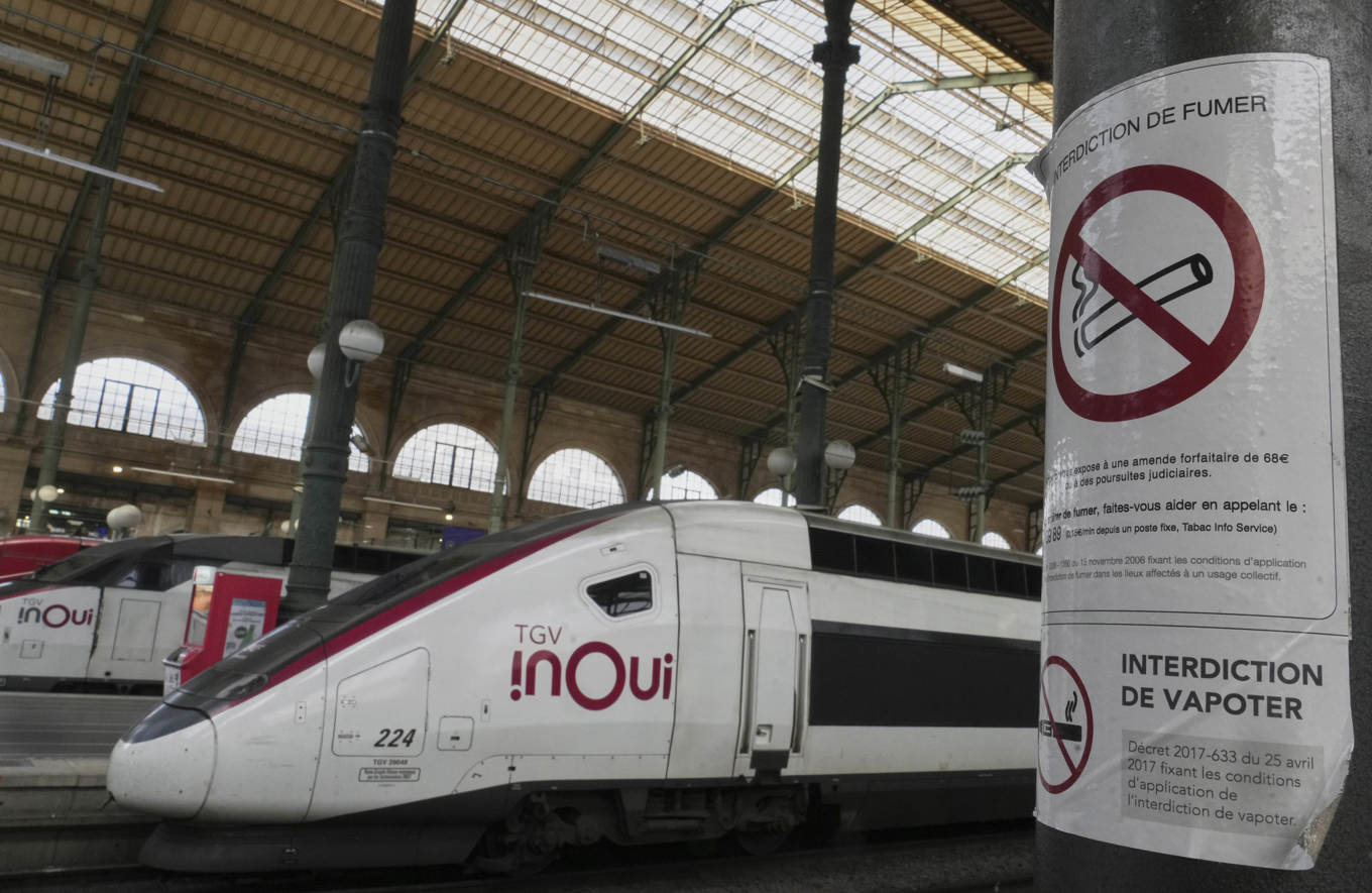 En skylt med rökförbud på en tågstation i Paris. Foto: Michel Euler/AP/TT