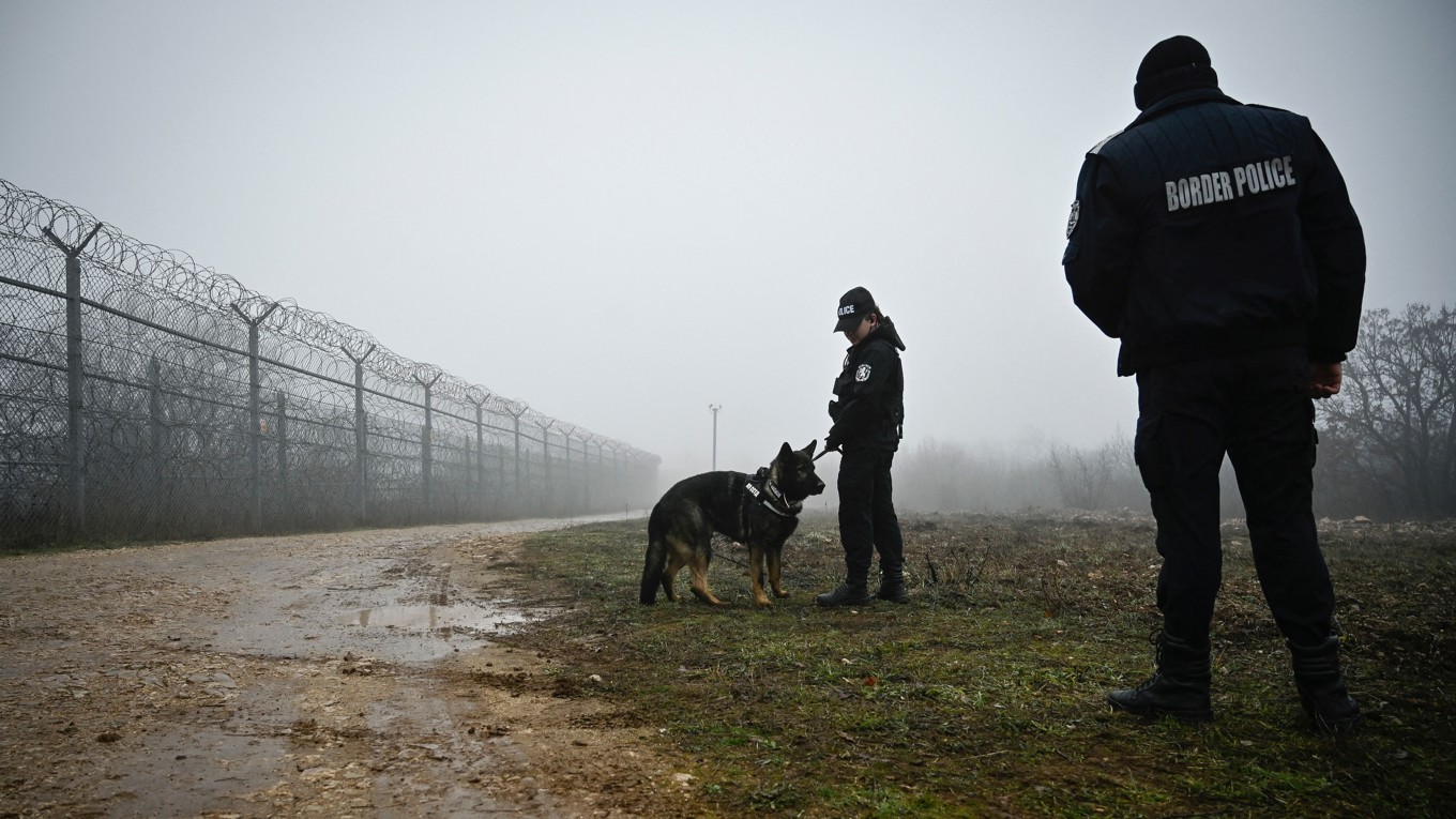 På bilden, som är tagen den 13 januari 2023, ser man bulgariska gränspolis patrullera med hund vid gränsen mot Turkiet i närheten av byn Lesovo. Foto: Nikolay Doychinov/AFP via Getty Images