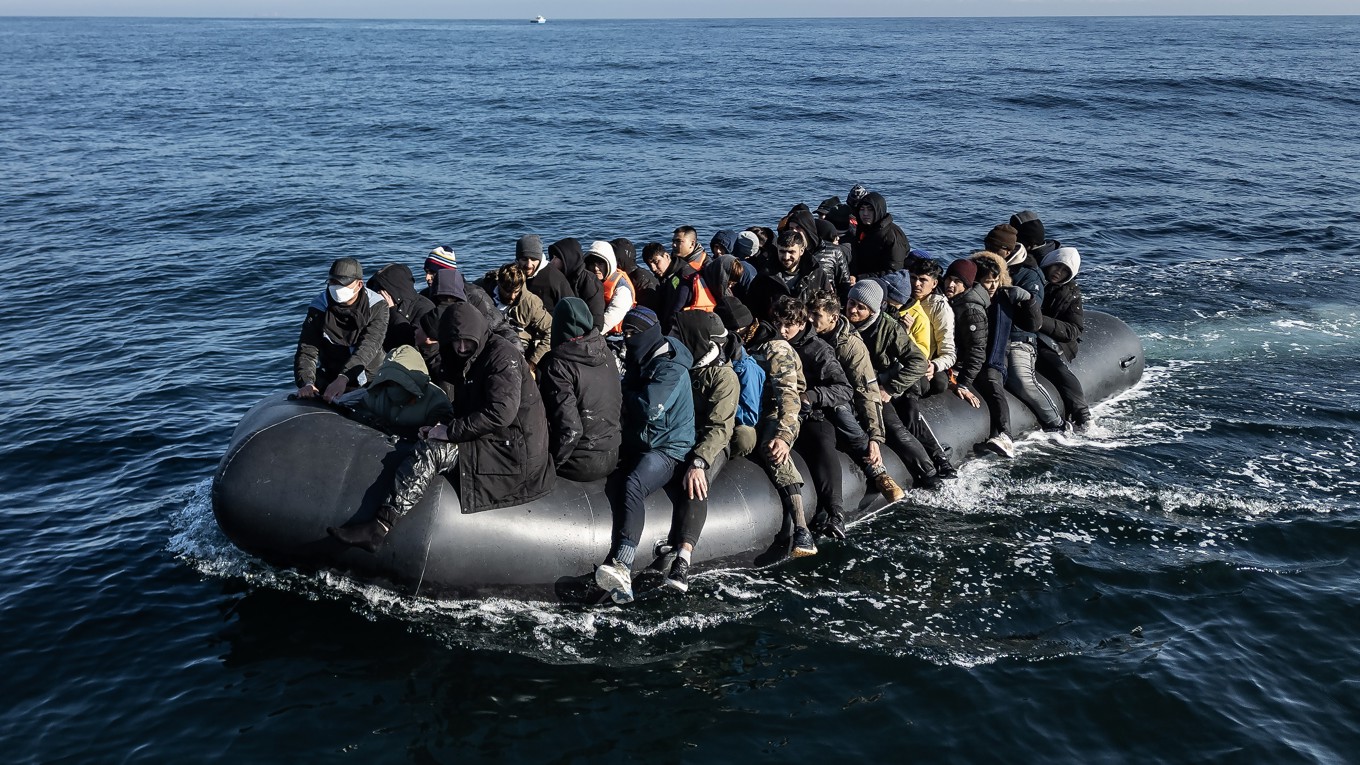 En uppblåsbar båt med ett 60-tal migranter korsar Engelska kanalen den 6 mars 2024. Bilden har inget med artikeln att göra. Foto: Dan Kitwood/Getty Images
