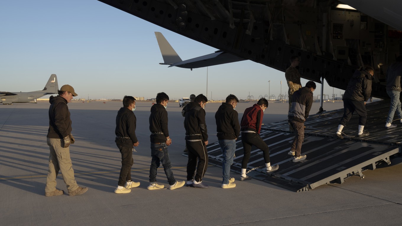 Myndigheter från CBP eskorterar migranter ombord på plan i delstaten Texas den 23 januari i år. Foto: Army Sgt. 1st Class Nicholas J. De La Pena/Försvarsdepartementet