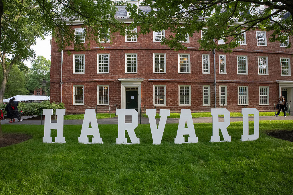 En Harvard-skylt syns på Harvard Universitys campus i Boston, Massachusetts, den 27 maj 2025. Foto: Rick Friedman/AFP via Getty Images
