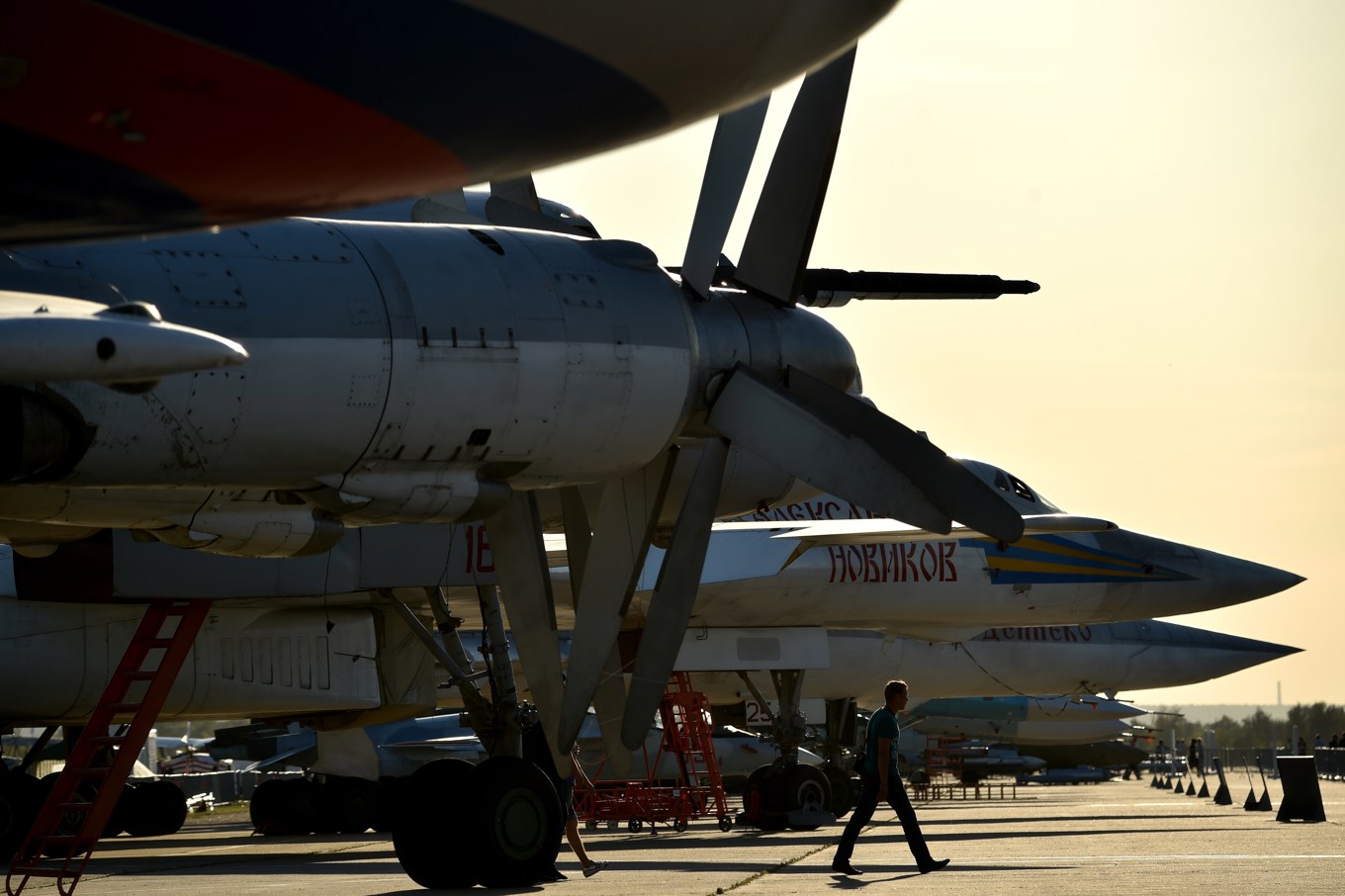 I förgrunden ett Tupolev Tu-95 på ett flygfält utanför Moskva, ett strategiskt bombplan av den typ som Ukraina uppger att man förstört med hjälp av billiga drönare. Foto: Kirill Kudryavtsev/AFP via Getty Images