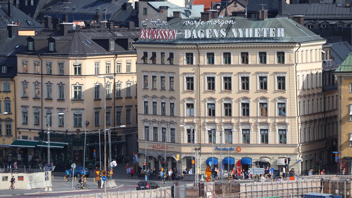 En undersökning visar att svenskar är skeptiska till svenska mediers nyhetsrapportering och menar att det finns en agenda bakom den. Foto: Shutterstock
