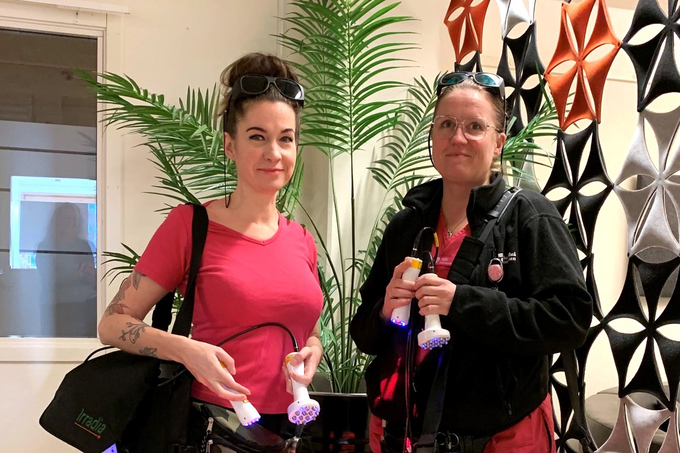 Laserbehandlingsteam – här Linda Lindberg Forssell till vänster och Sofia Viklund till höger – kan enkelt förflytta sig mellan olika vårdinstanser och nå allt fler. Foto: Skellefteå kommun