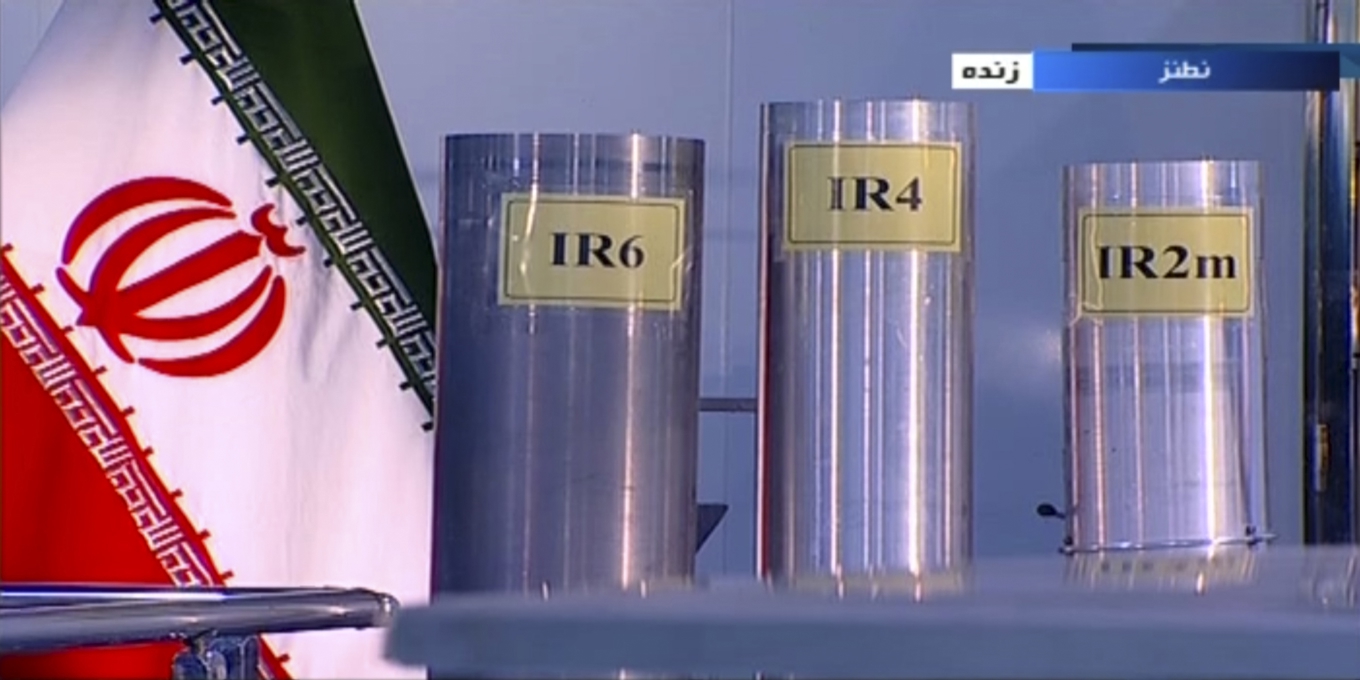 En stillbild från statlig iransk tv visar tre versioner av inhemskt byggda centrifuger vid urananrikningsanläggningen Natanz 2019. Natanz och flera andra anläggningar bombades av Israel och USA under kriget tidigare i sommar. Foto: Irib via AP/TT