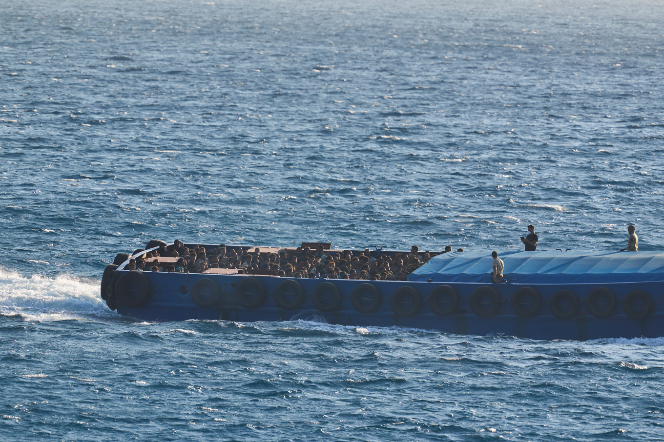 Omkring 200 migranter som anlänt till Grekland med båt har frihetsberövats. Bilden är tagen 10 juli, dagen innan det tillfälliga asylstoppet trädde i kraft. Foto: Petros Giannakouris/AP/TT