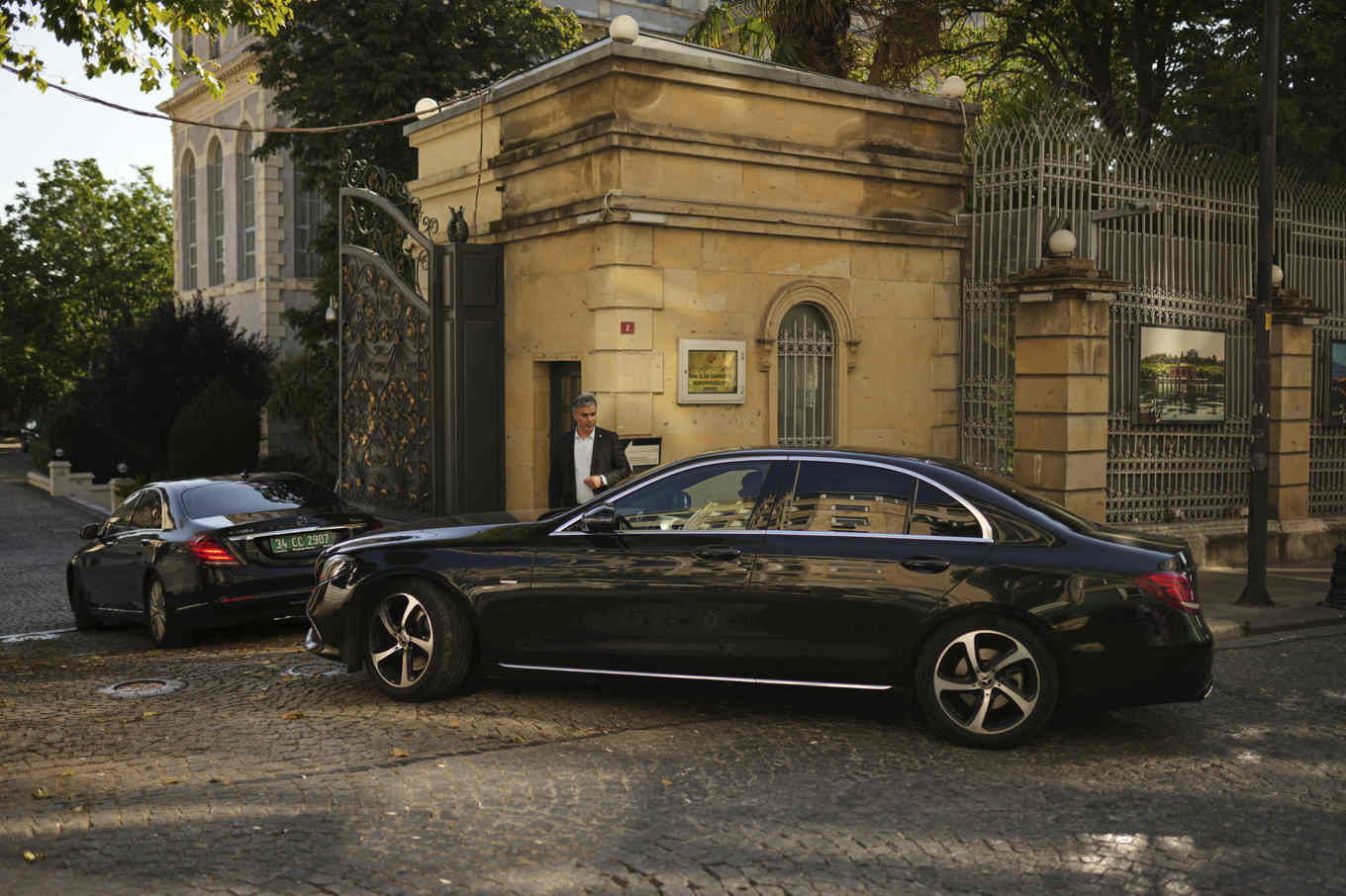 Europeiska diplomater anländer till Istanbuls konsulat för diskussioner med Iran. Foto: Francisco Seco/AP/TT