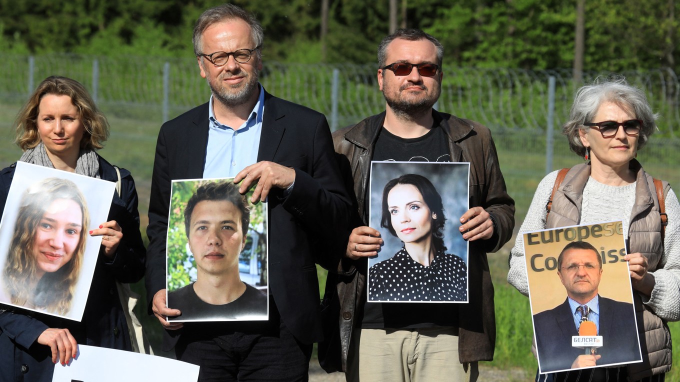 Demonstranter håller upp foton på belarusiska journalister som fängslats. Bilden är tagen den 27 maj 2021. Foto: Petras Malukas/AFP via Getty Images