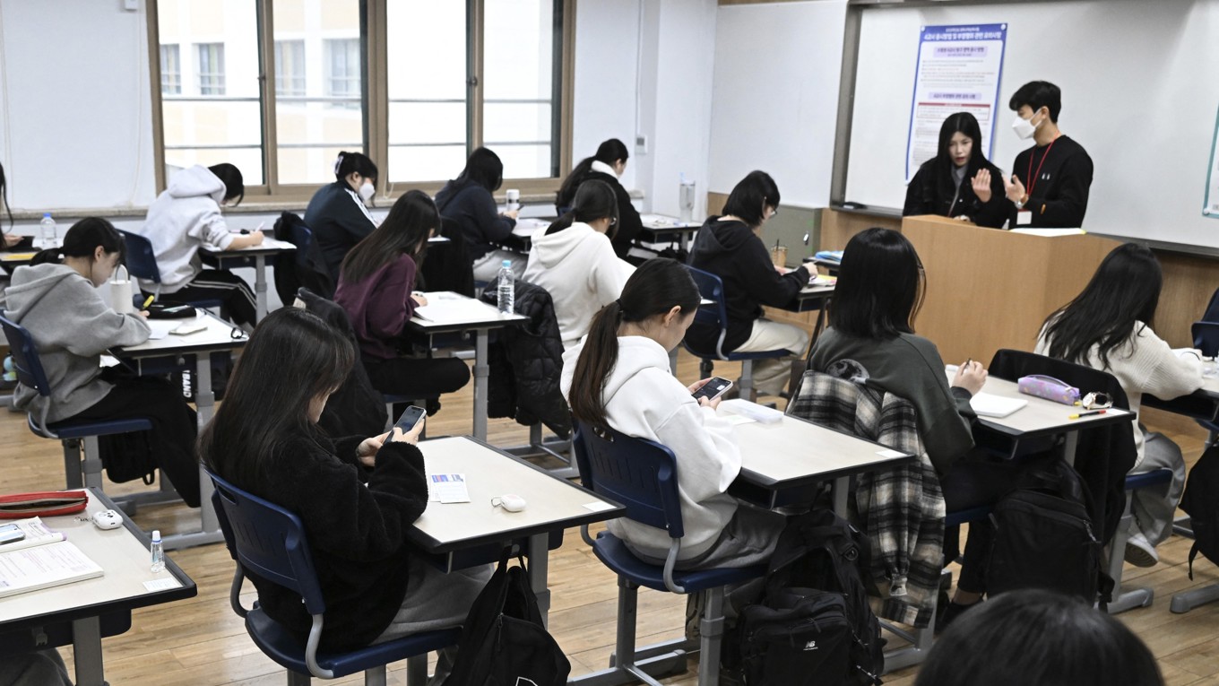 Elever i ett klassrum i sydkoreanska huvudstaden Seoul den 14 november 2014. Foto: Song Kyung-Seok/AFP via Getty Images