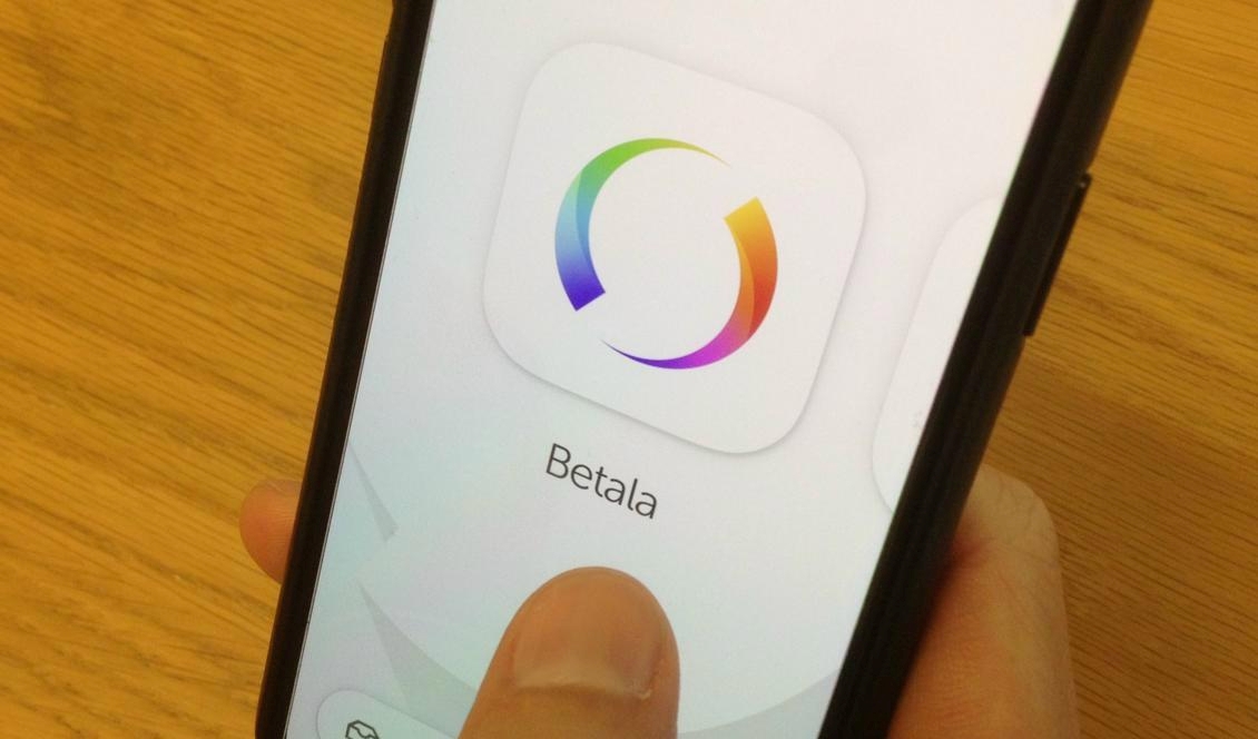 Nu har Swedbank ändrat så att man kan skicka 3 000 kronor via Swish. Foto: Epoch Times. Arkivbild.