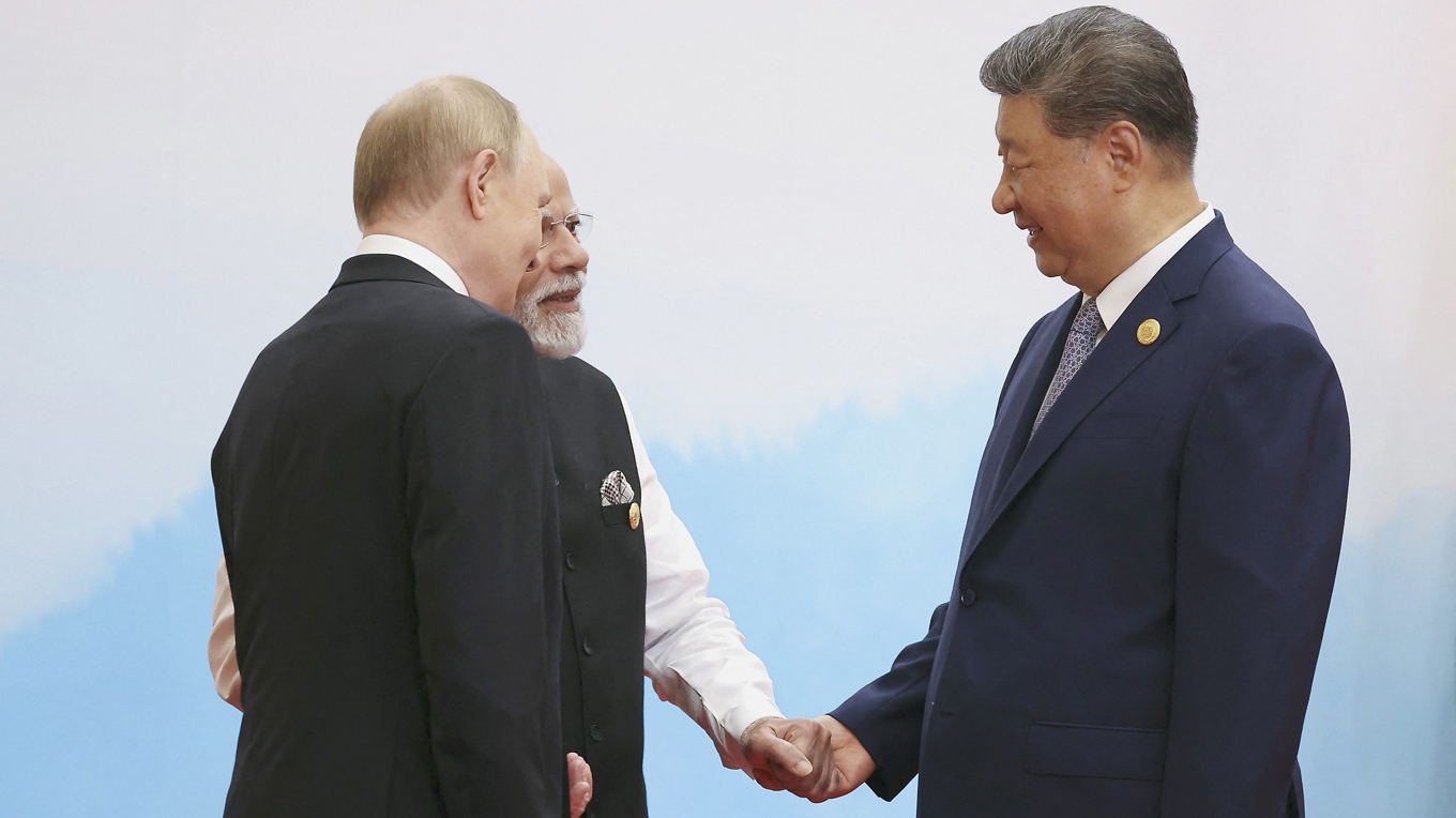Vladimir Putin, Narendra Modi och Xi Jinping vid SCO-mötet i Tianjin, den 1 september. Foto: Roman Naumov/POOL/AFP via Getty Images
