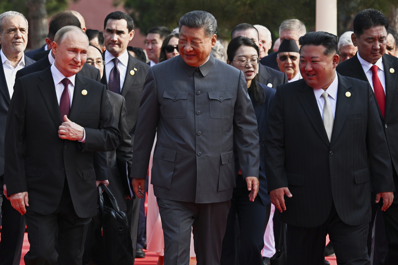 Rysslands president Vladimir Putin, Kinas president Xi Jinping och Nordkoreas ledare Kim Jong-Un på plats i Peking. Foto: Sergei Bobylev/AP/TT