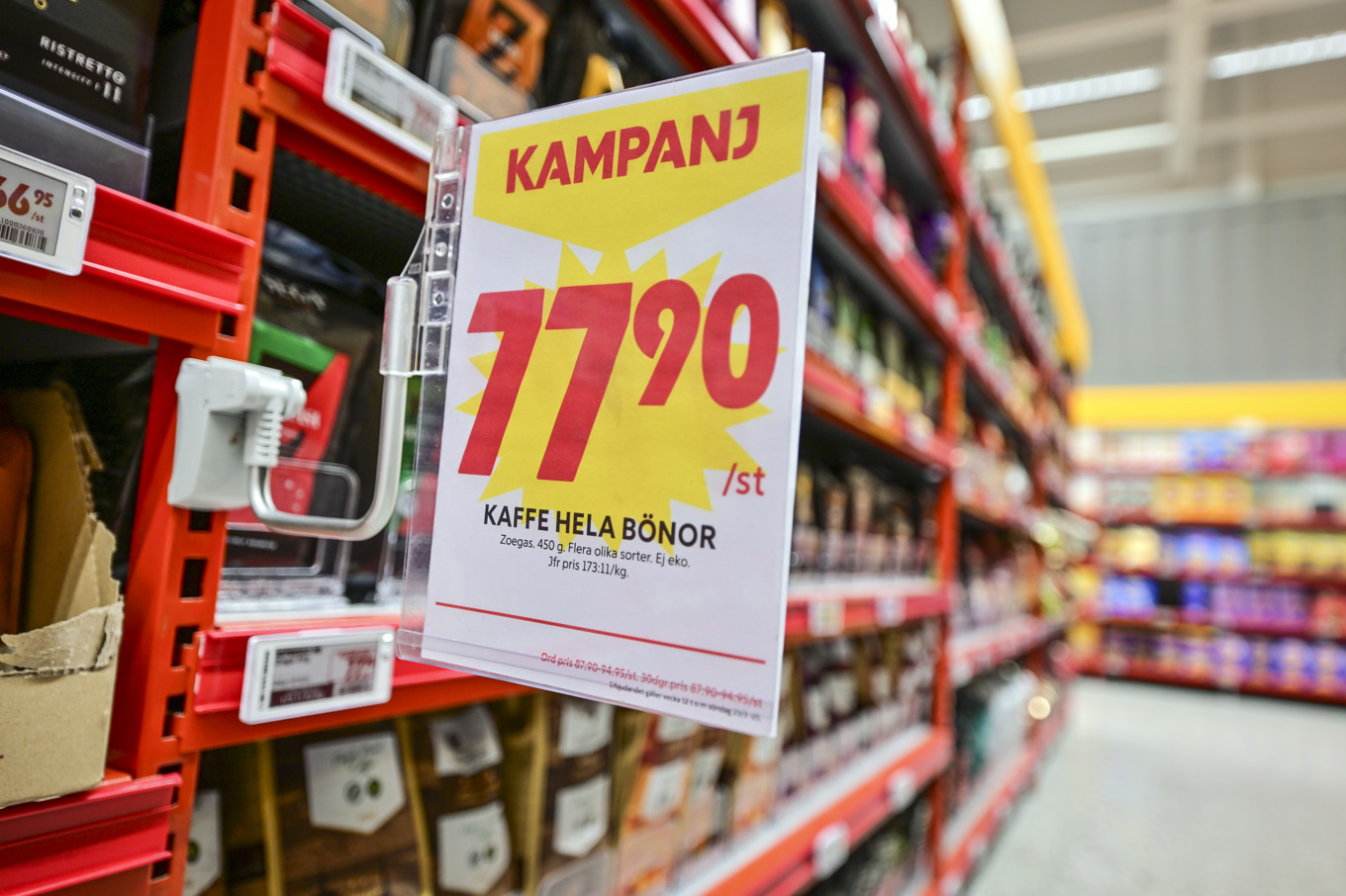 En halverad matmoms, från 12 till 6 procent, kan trycka ned matpriserna och inflationen enligt storbanken SEB:s ekonomer. Arkivbild Foto: Björn Larsson Rosvall/TT