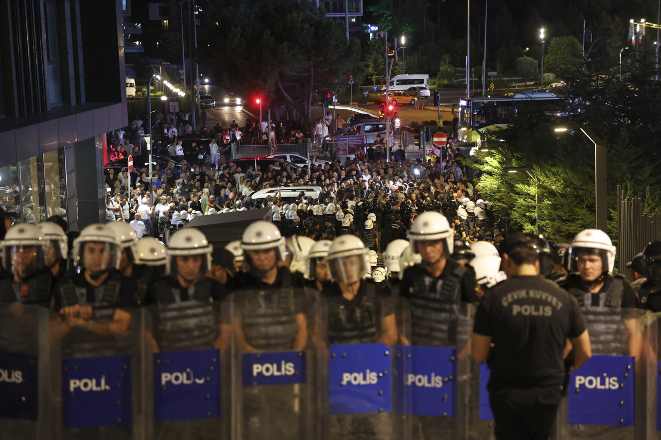 Turkisk kravallpolis i samband med protester som oppositionspartiet CHP arrangerade förra helgen. Foto: Berk Ozkan/AP/TT