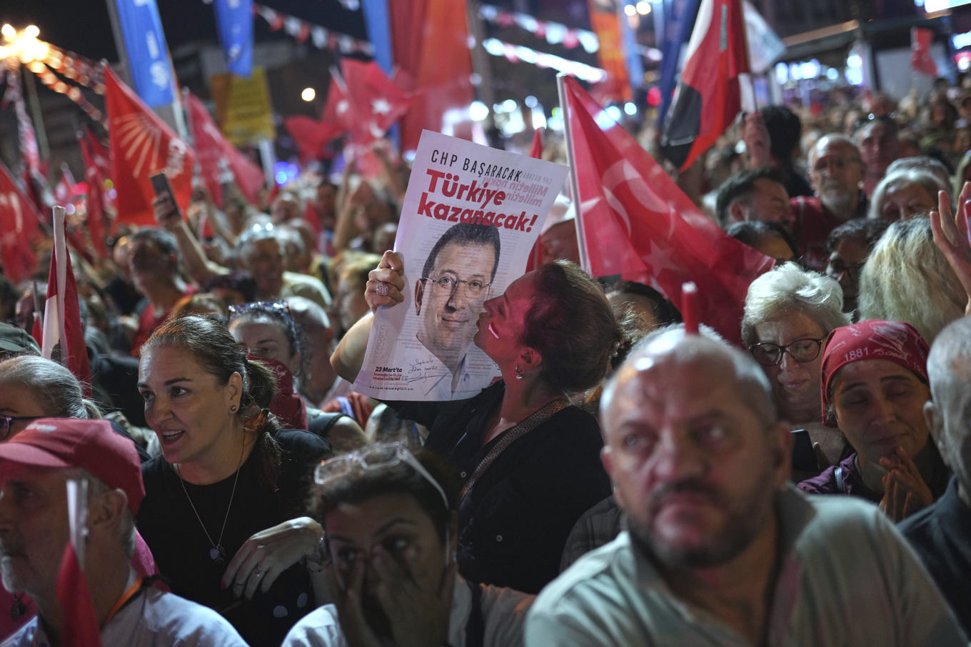 Anhängare till oppositionspartiet CHP demonstrerar i Istanbul under onsdagen. Foto: Francisco Seco/AP/TT