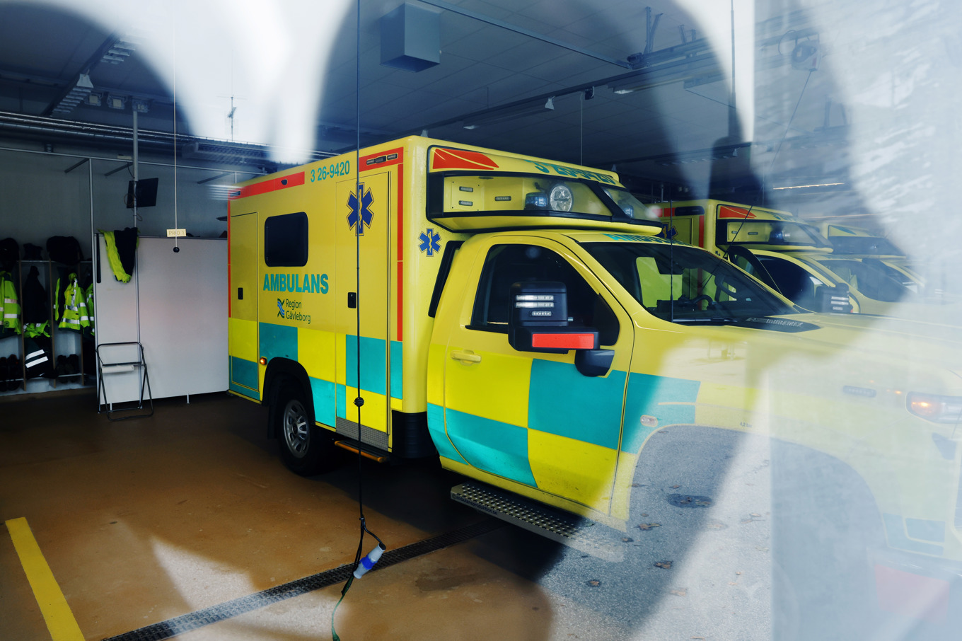 Frågan om skyddsväst för ambulansanställda har seglat upp efter dådet i Harmånger i lördags. Foto: Mats Andersson/TT