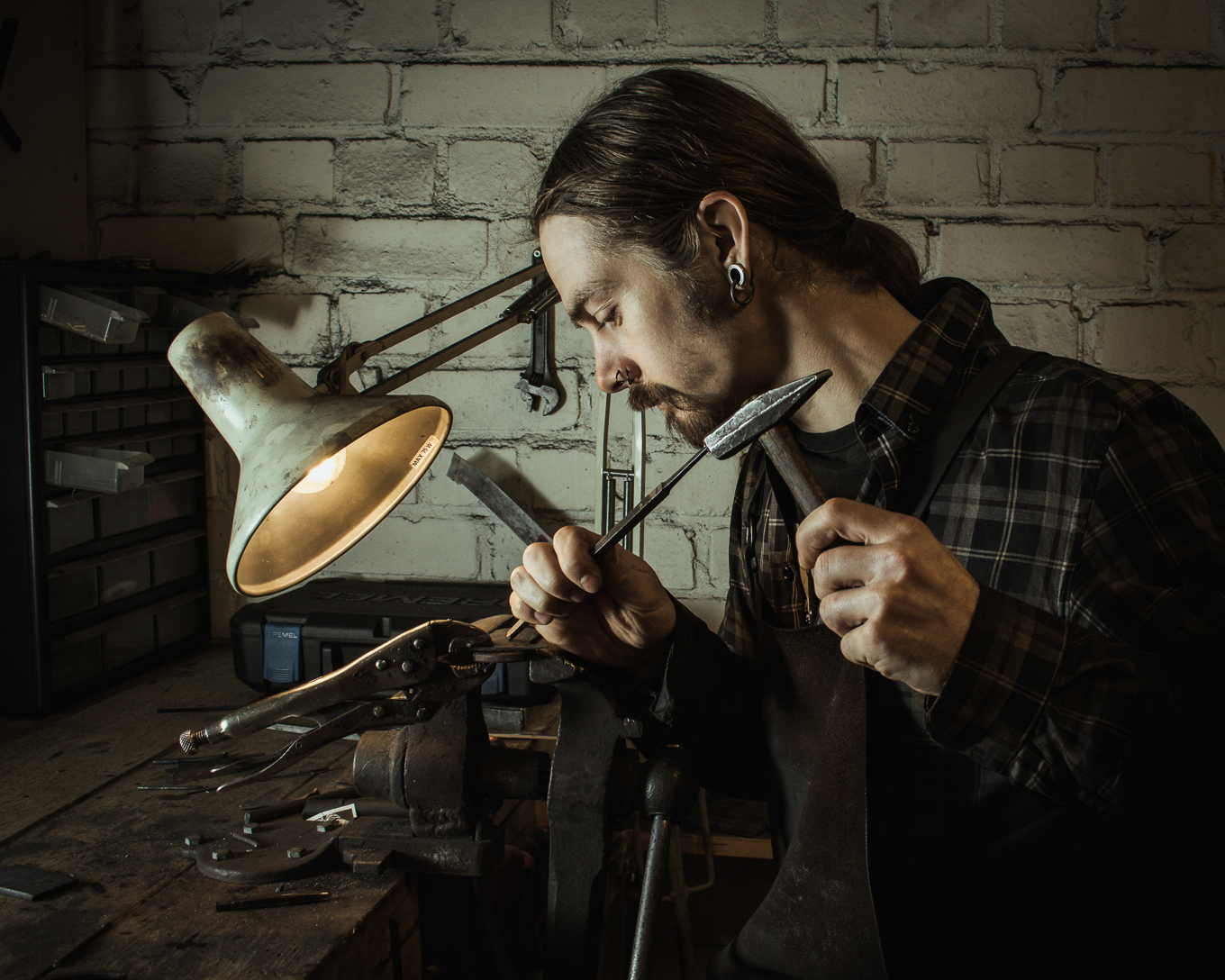 Philip Lufolk driver Lufolk Smide – en plats där smycken och fornnordiska tankevärldar möts. Foto: Privat