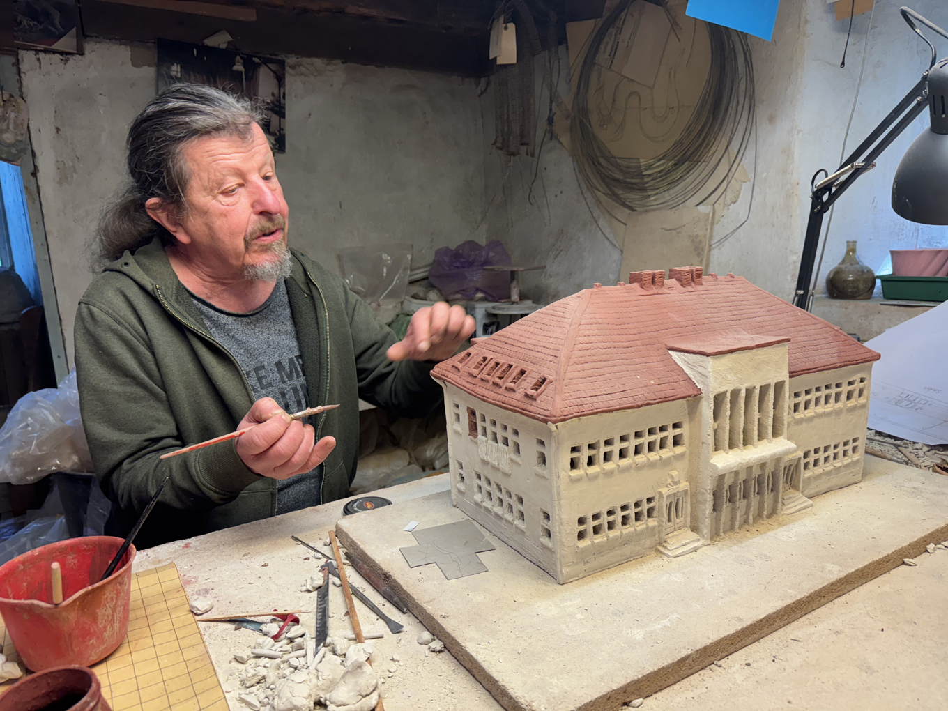 Carl-Olof Damm arbetar med en kopia av Borgholms stadshus. Foto: Anton Anderberg