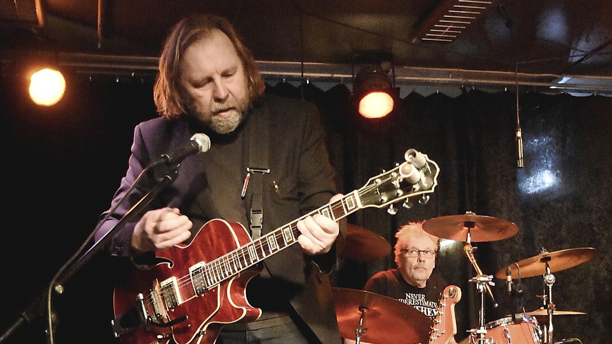 Peter Bryngelsson med trummisen Mikael Svanevik på Fasching i Stockholm den 14 juni 2025. Bossebandet spelar hela albumet ”Sagan om ringen” av Bo Hansson. Foto: Okänd konsertbesökare