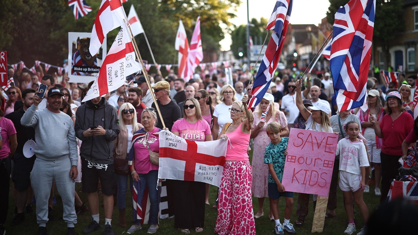 Demonstranter kräver att Bell Hotel som hyser asylsökande ska stängas. Bilden är tagen den 8 augusti. Foto: Henry Nicholls/AFP via Getty Images