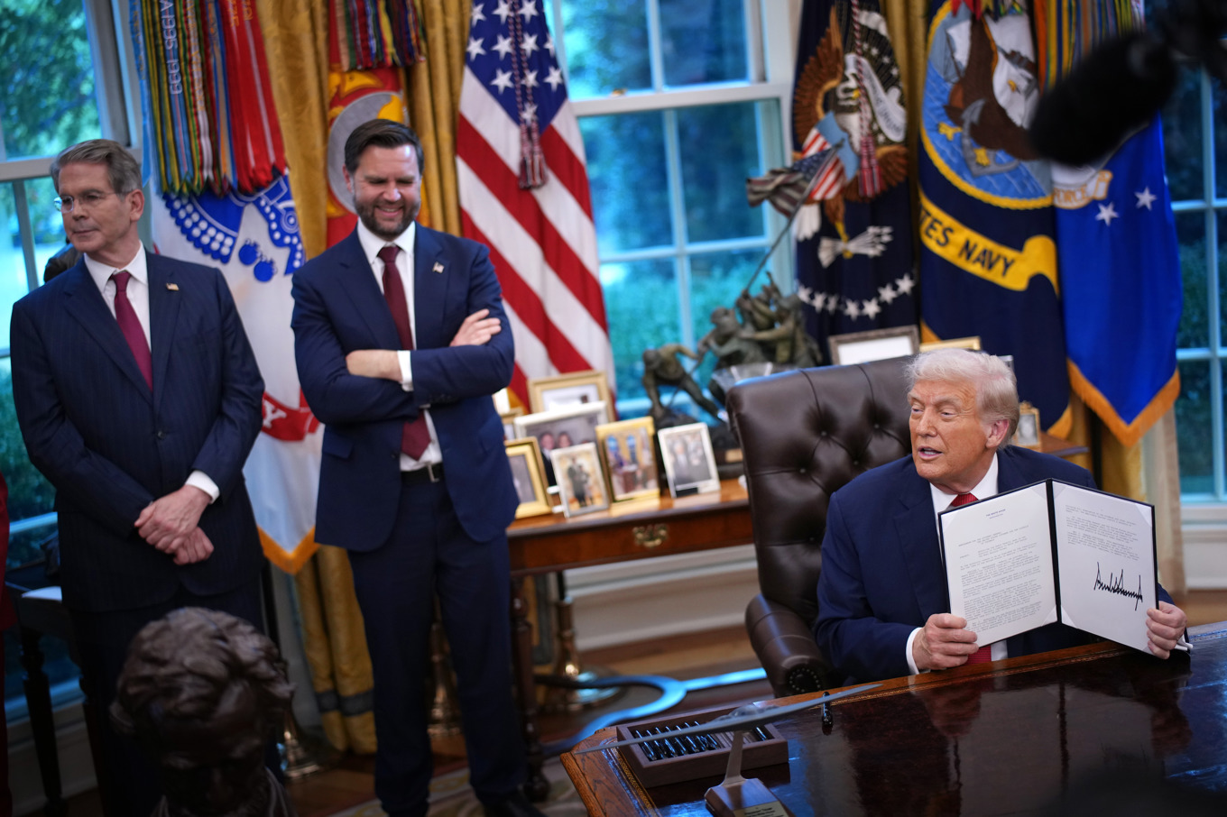 Finansminister Scott Bessent, vicepresident JD Vance och president Donald Trump under presskonferensen i Vita huset den 25 september. Foto: Andrew Harnik/Getty Images