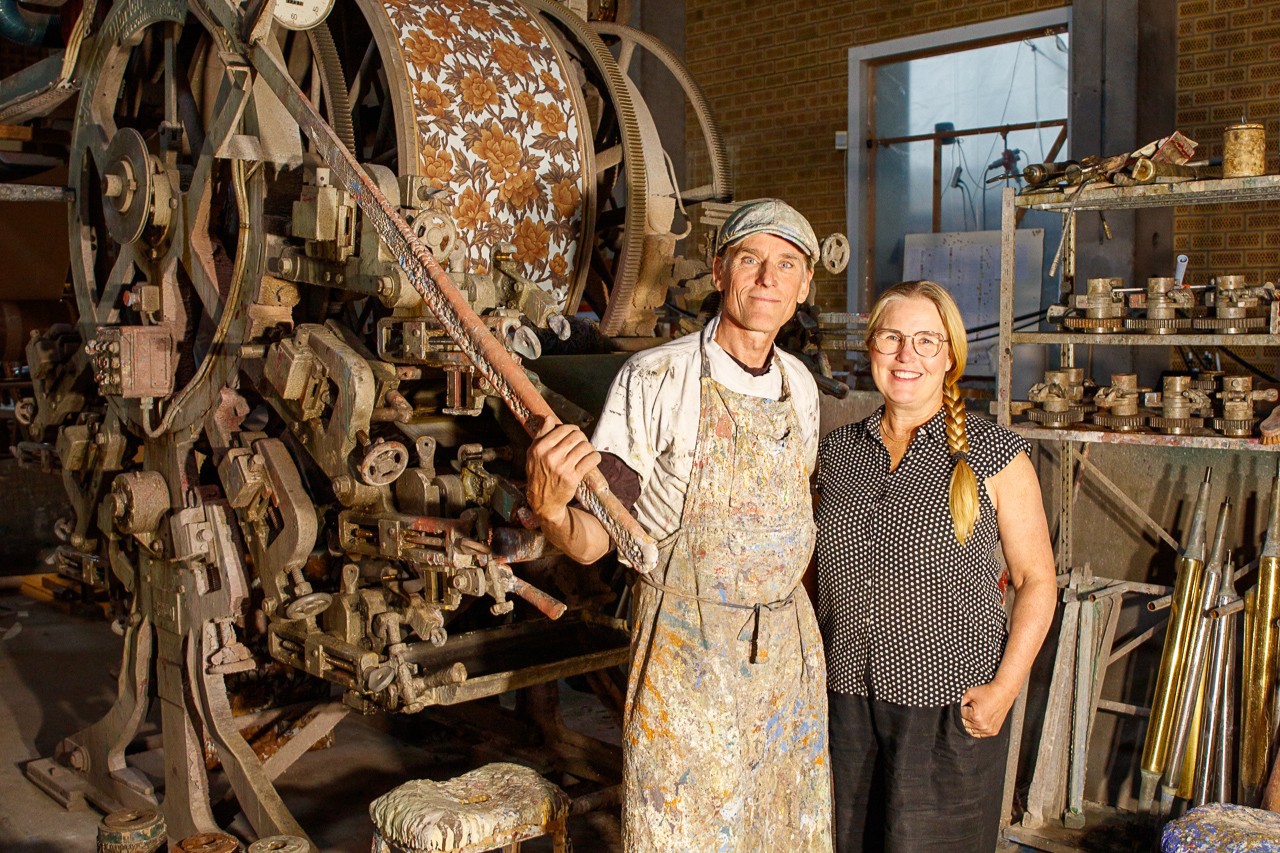 Färg- och tapetmakarna Ann-Charlott och Henrik Strandberg vill bidra till att göra världen vackrare. De har inte ångrat att de agerade på ingivelsen och tog över verksamheten. ”Det var det bästa vi kunde ha gjort”, menar de. Foto: Anders Eriksson