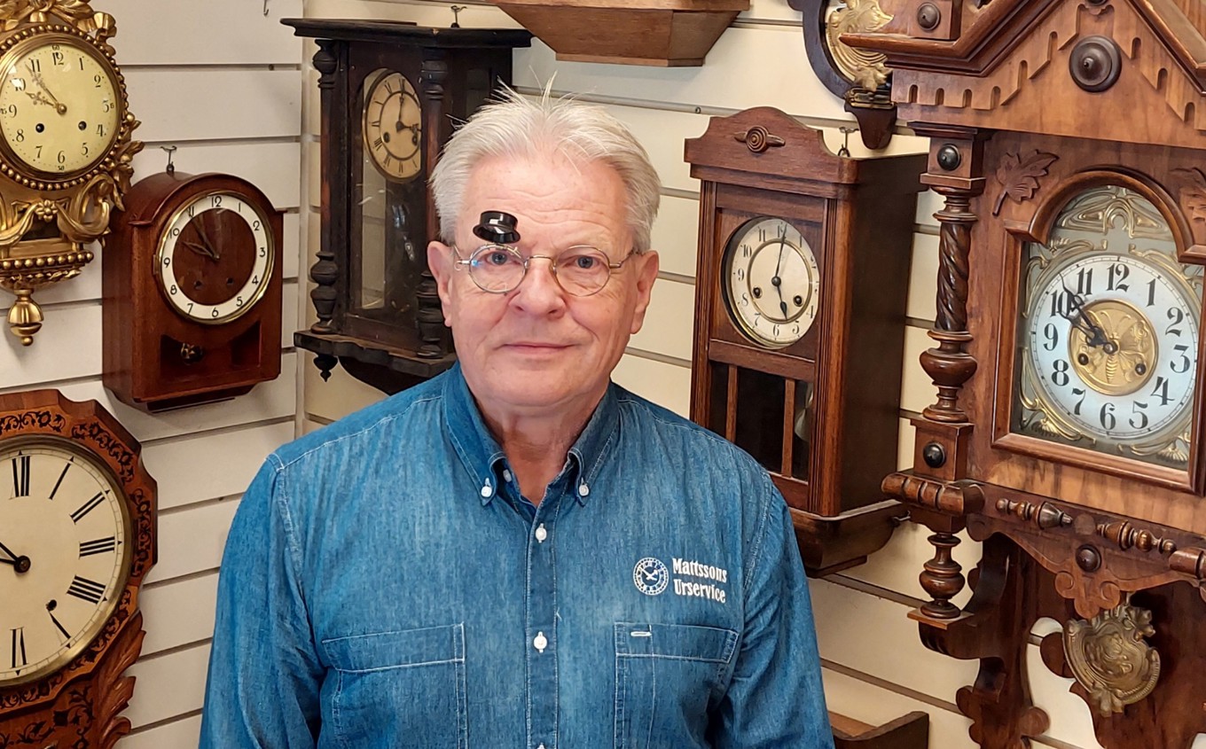 Anders Mattsson tar emot bords-, vägg- och golvur i verkstaden, men också armbands- och fickur. Foto: Privat