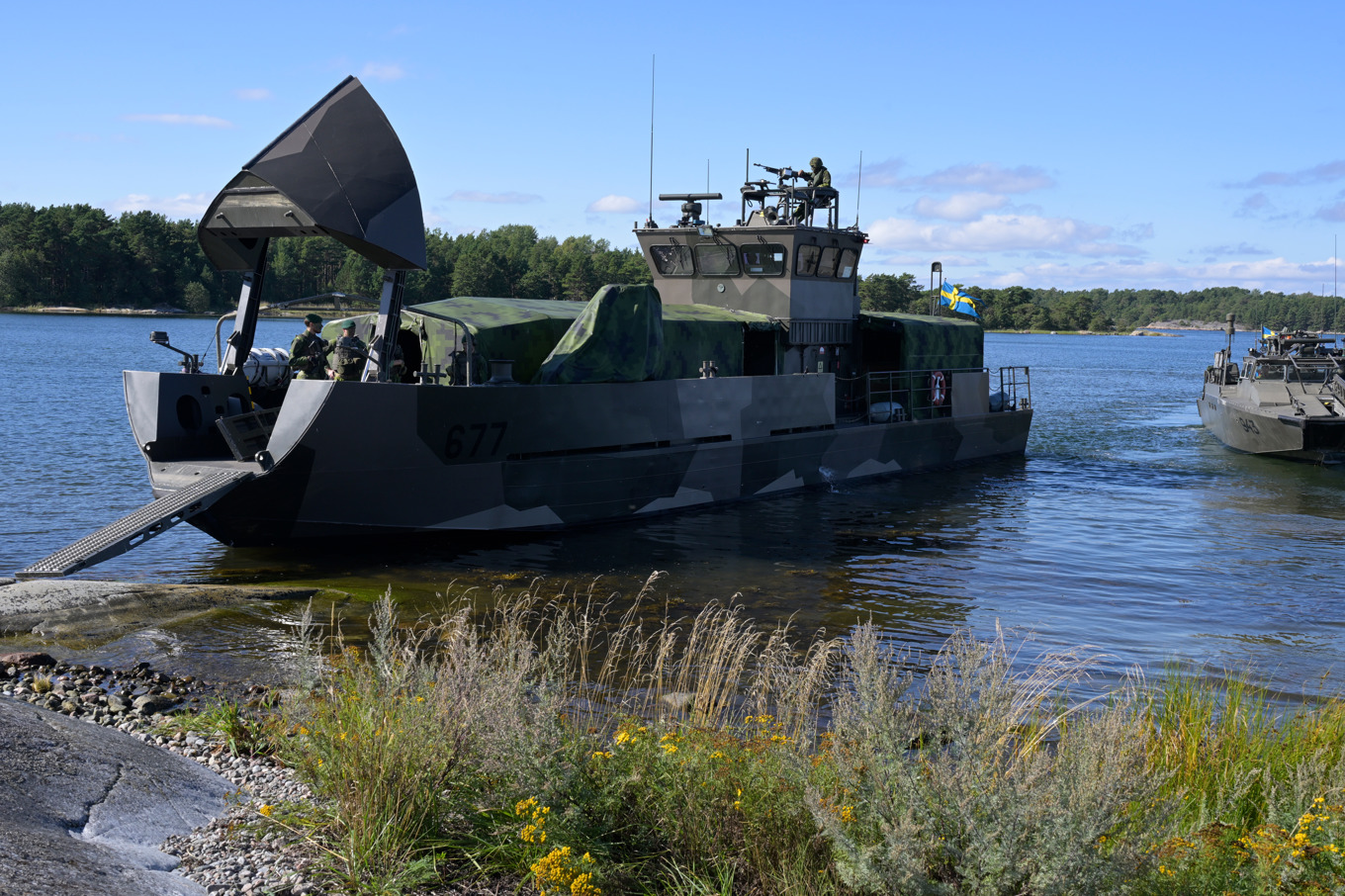 Lätt trossbåt och stridsbåt 90. Foto: Roger Sahlström.